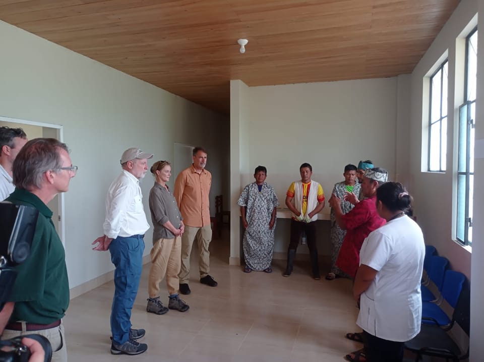 Visita de la embajadora Lisa Kenna y el jefe de USAID