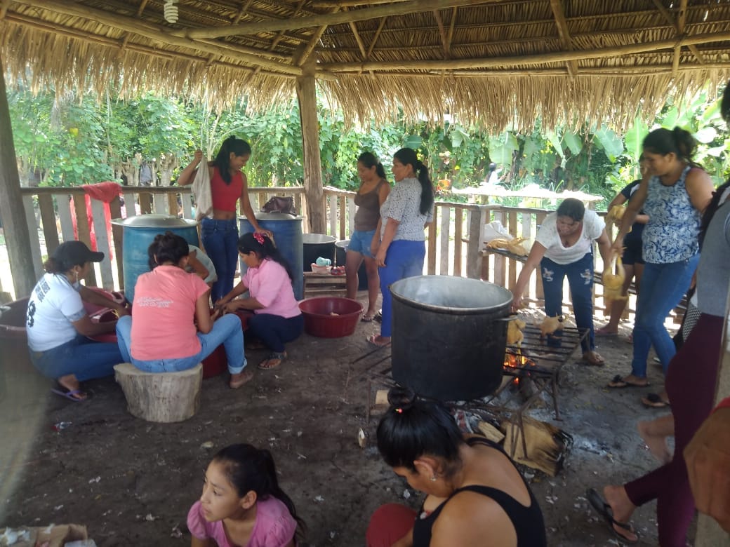 Foto adicional — Las madres de nuestra comunidad vienen preparando con…
