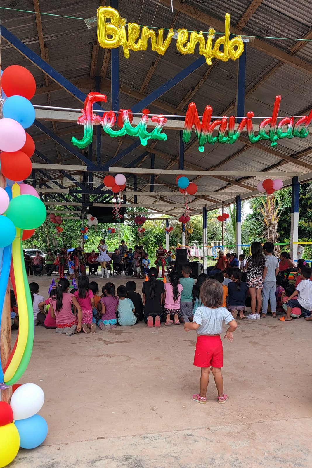Celebración de Navidad de los niños de la comunidad