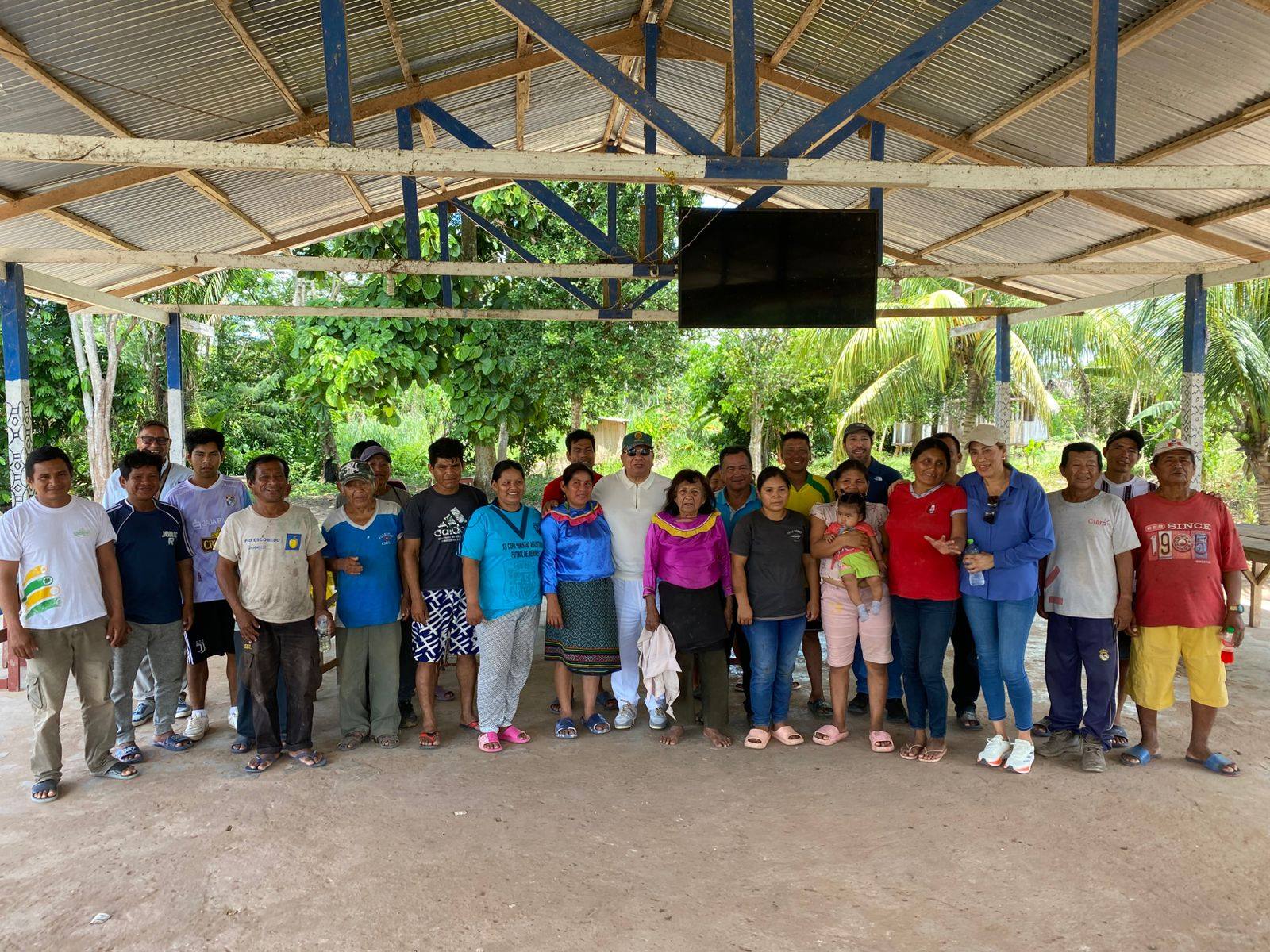 Visita del congresista Carlos Anderson a la comunidad