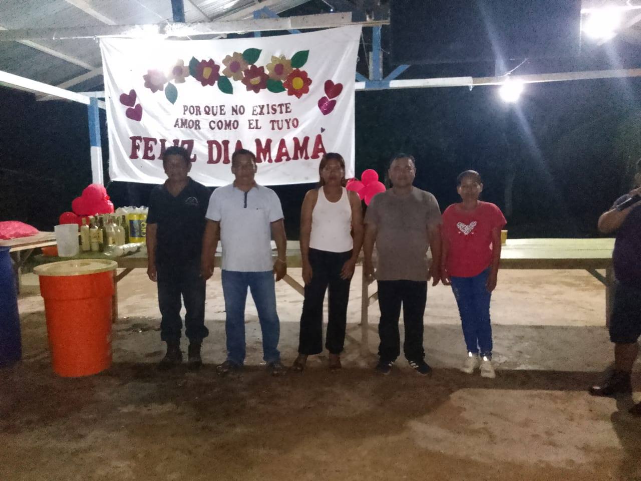 Celebración del Día de las Madres en la comunidad
