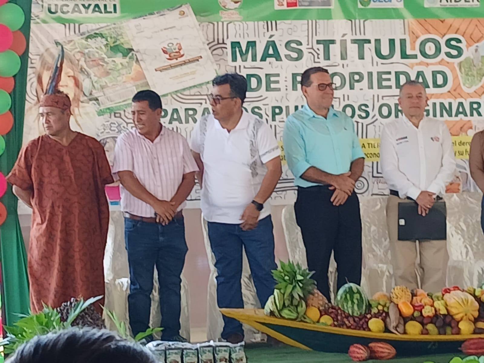 Entrega del título de propiedad saneado por el Gobernador Gambini